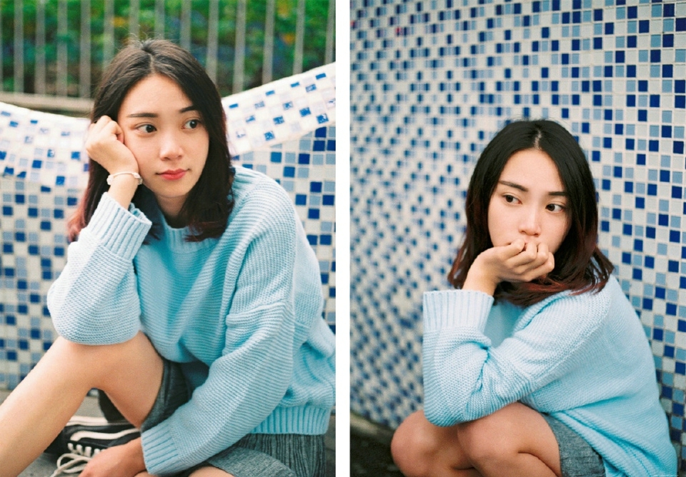 游乐场内的清新美女大眼灵动