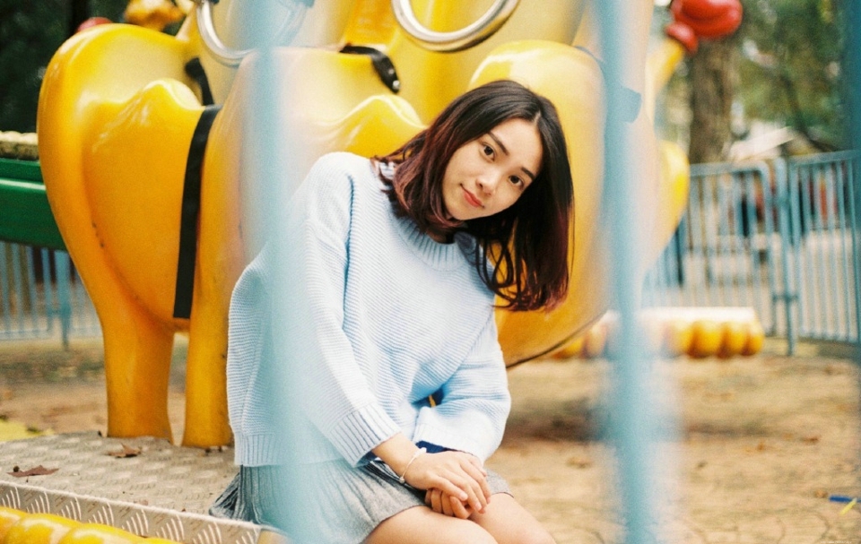 游乐场内的清新美女大眼灵动