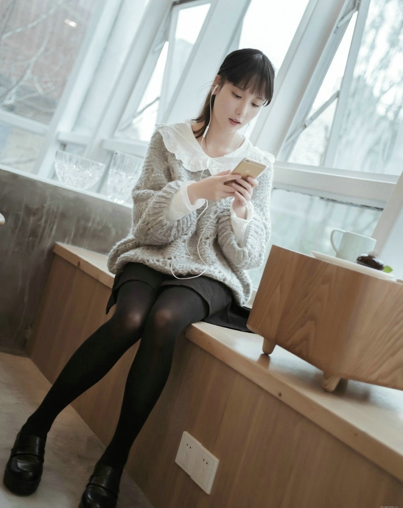 咖啡馆内的清纯马尾少女安静甜蜜