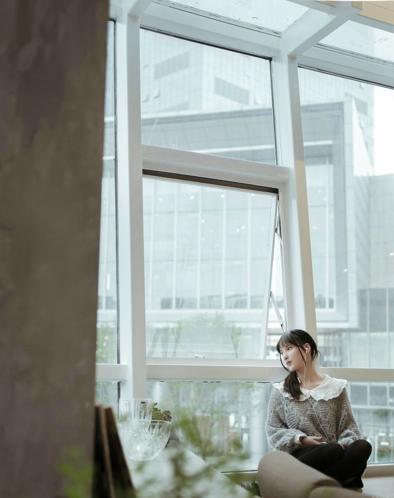 咖啡馆内的清纯马尾少女安静甜蜜