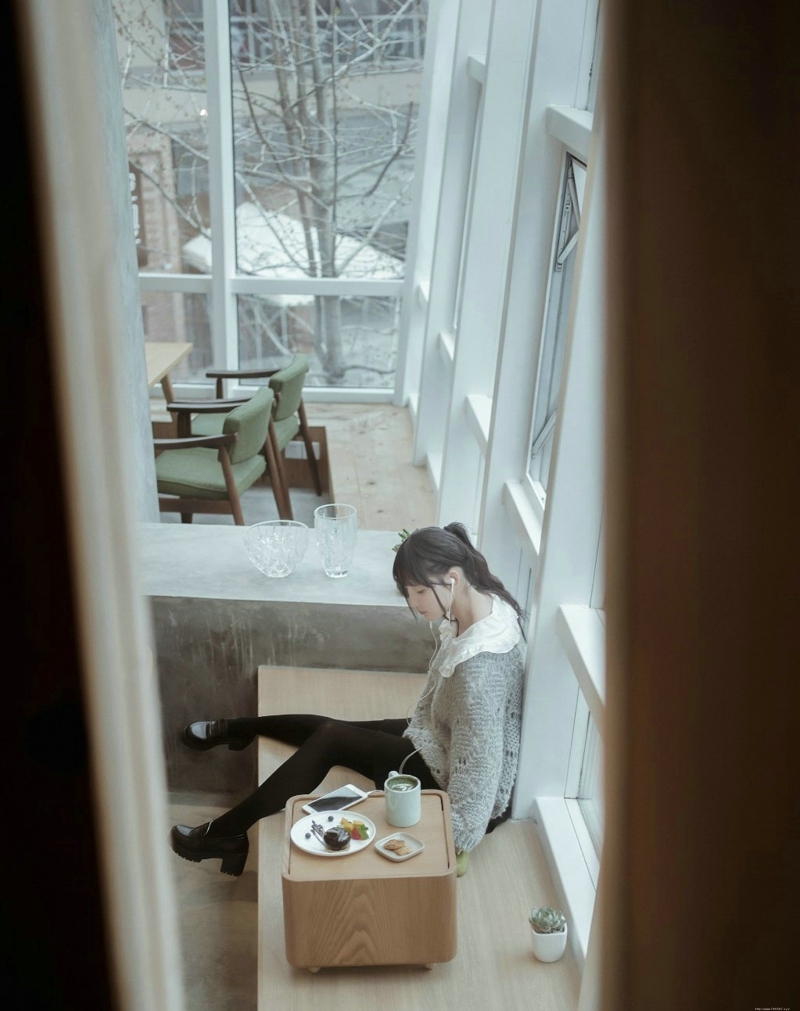 咖啡馆内的清纯马尾少女安静甜蜜