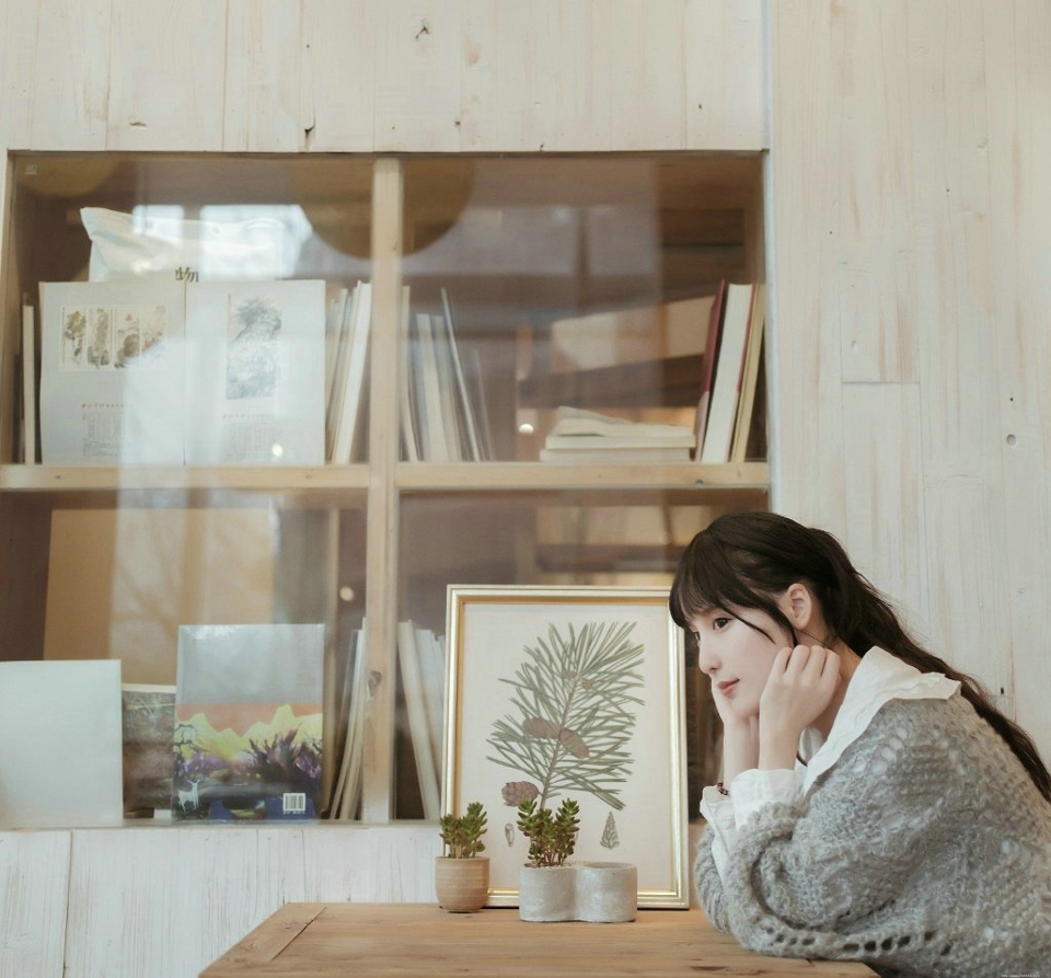咖啡馆内的清纯马尾少女安静甜蜜