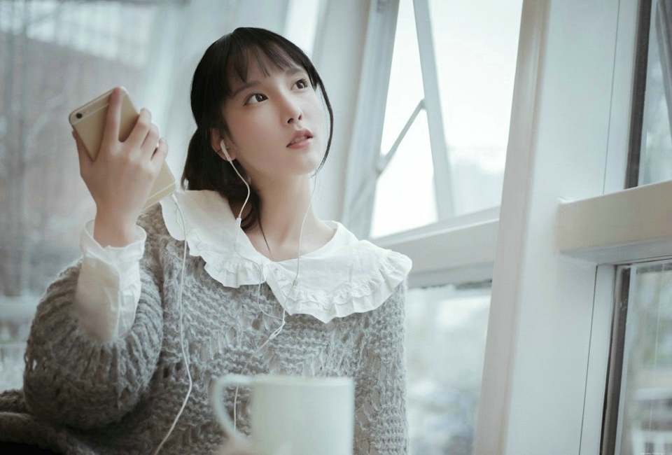 咖啡馆内的清纯马尾少女安静甜蜜