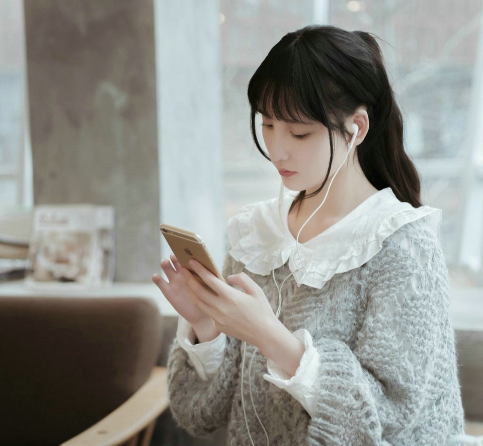 咖啡馆内的清纯马尾少女安静甜蜜