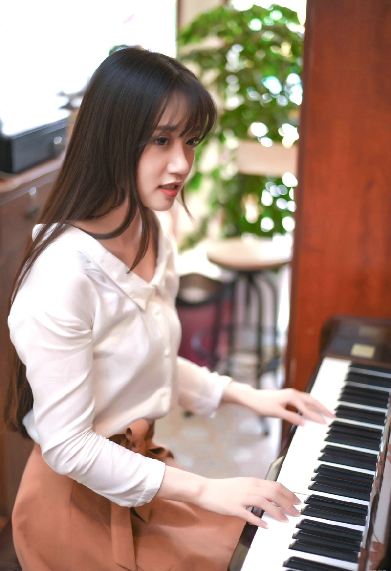 气质长发钢琴美女如花般娇嫩