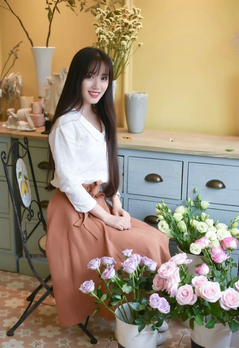 气质长发钢琴美女如花般娇嫩