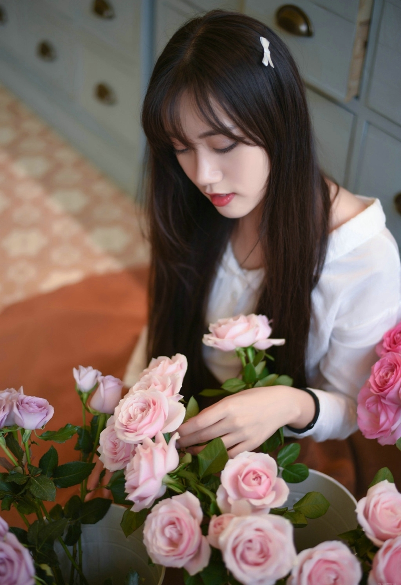 气质长发钢琴美女如花般娇嫩