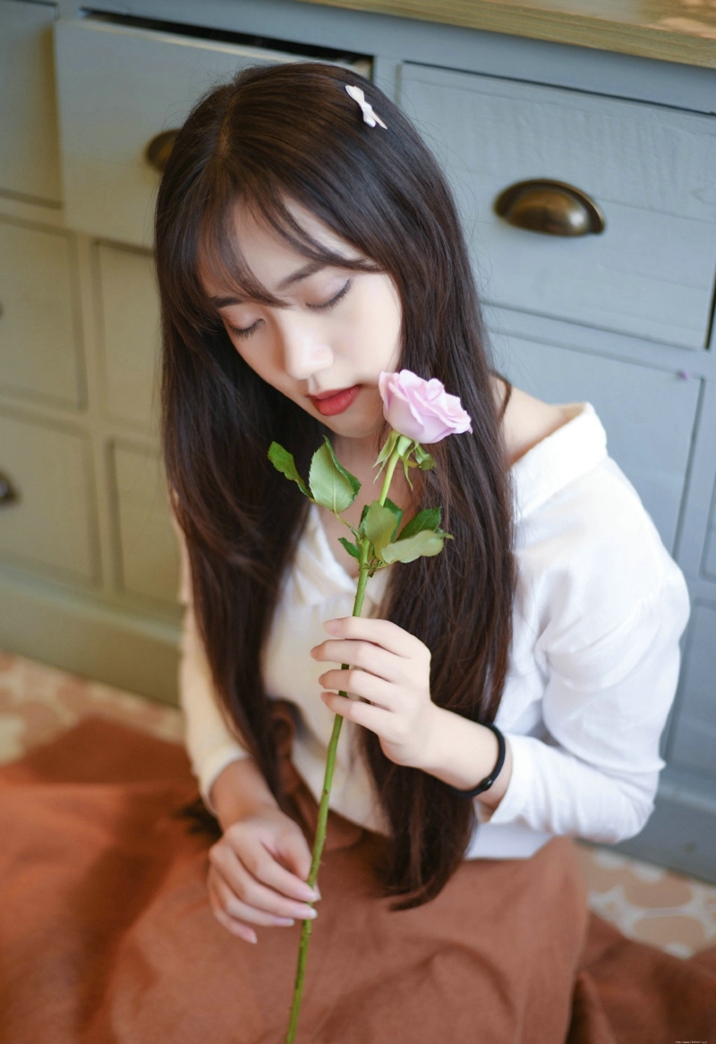 气质长发钢琴美女如花般娇嫩