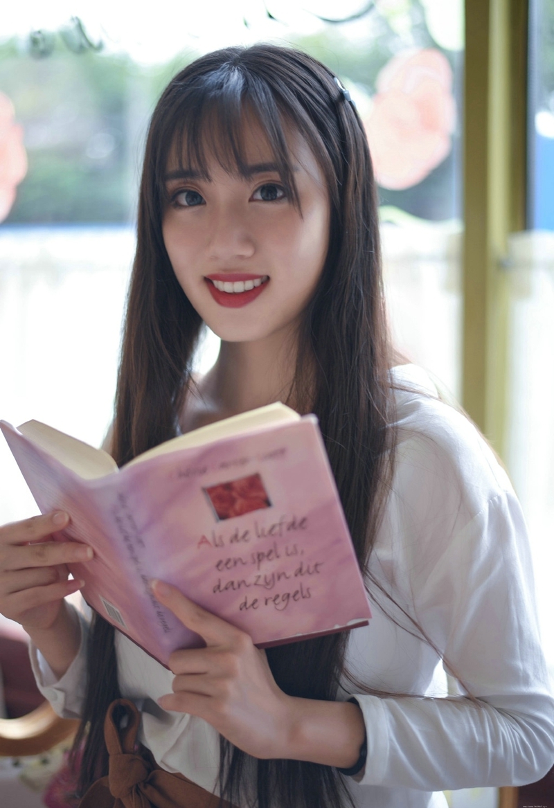 气质长发钢琴美女如花般娇嫩