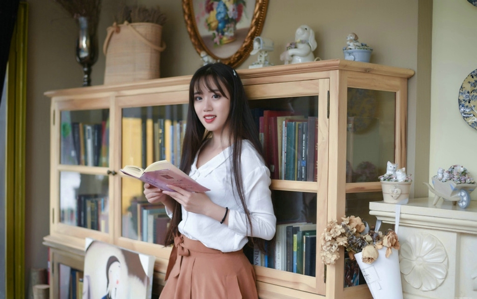 气质长发钢琴美女如花般娇嫩