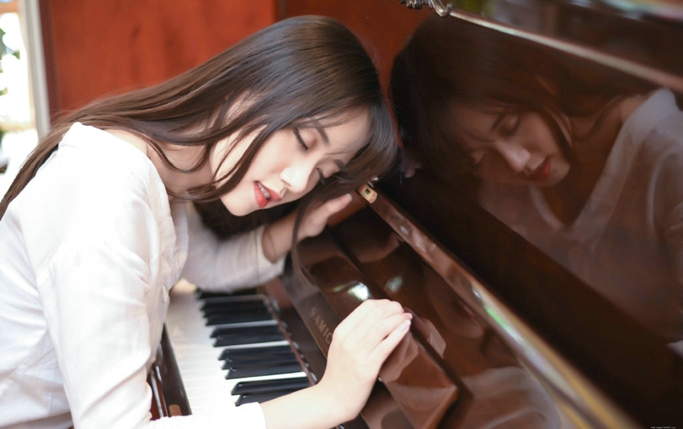 气质长发钢琴美女如花般娇嫩