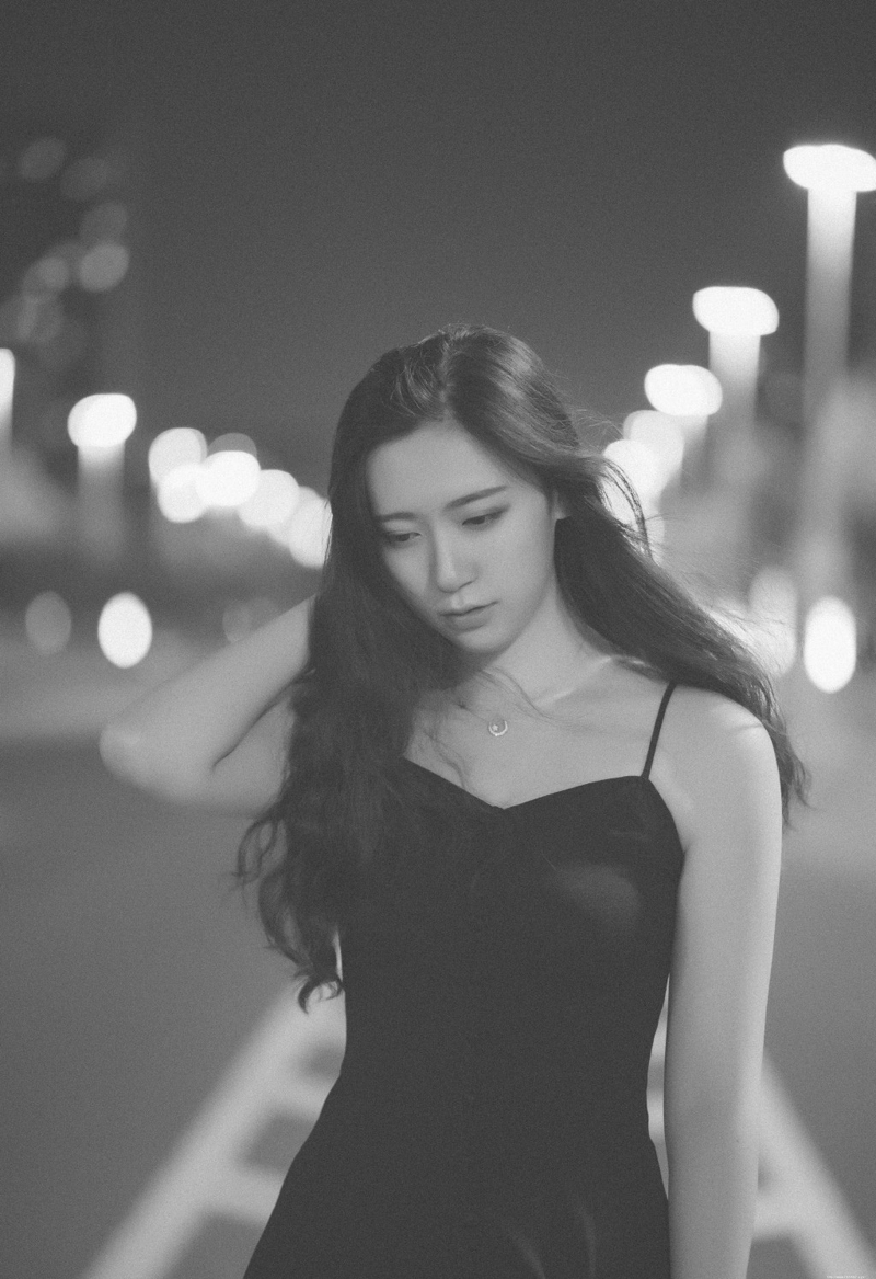 夜晚街头上的吊带裙长发气质美女