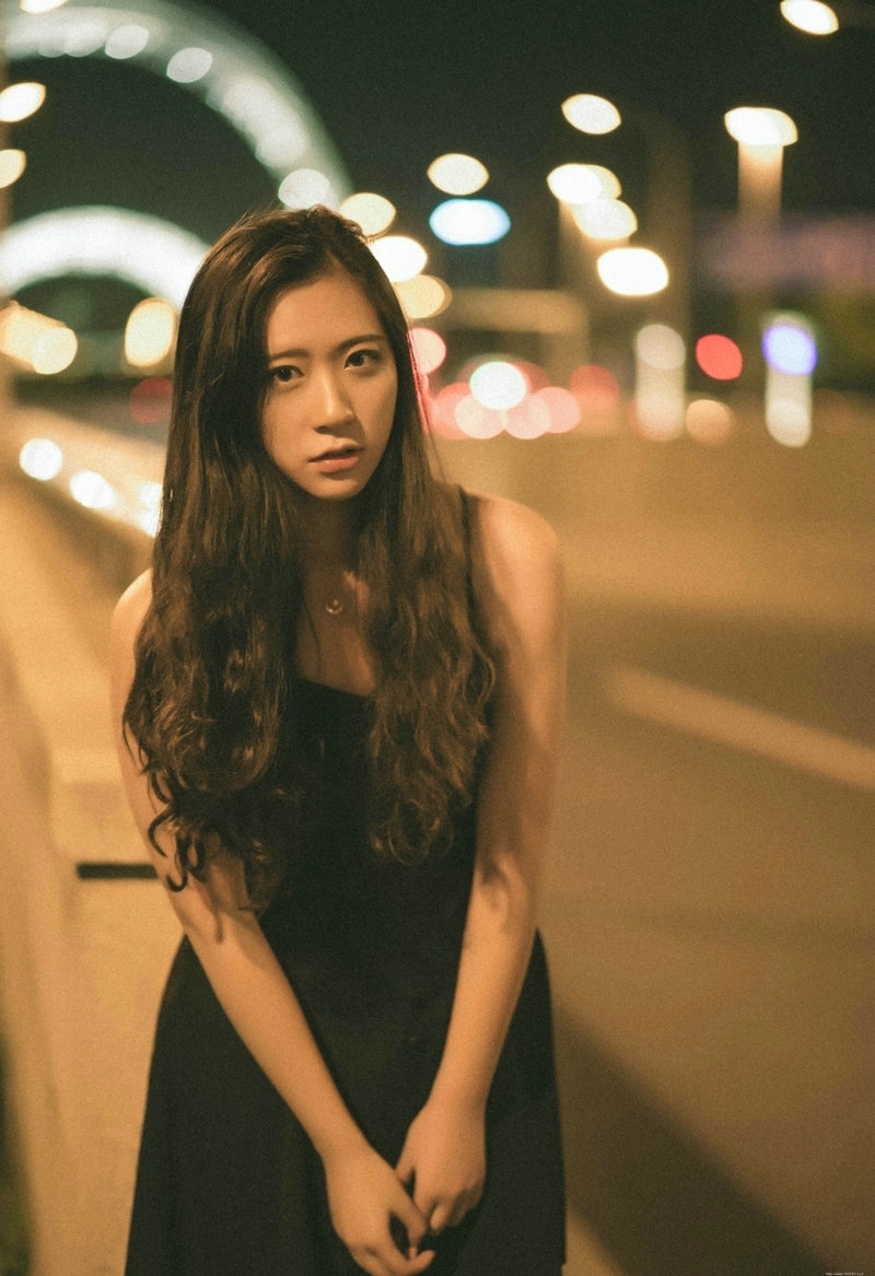 夜晚街头上的吊带裙长发气质美女