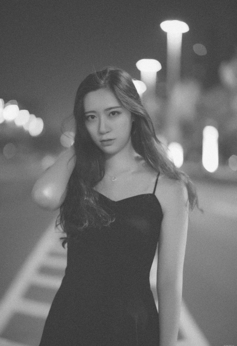 夜晚街头上的吊带裙长发气质美女