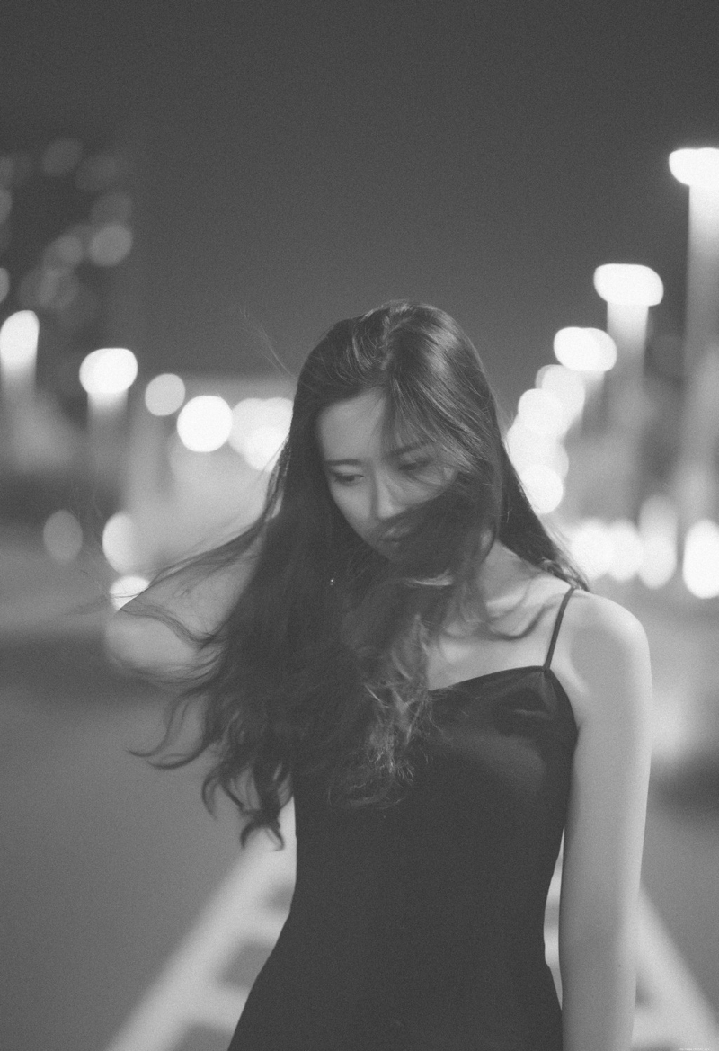夜晚街头上的吊带裙长发气质美女