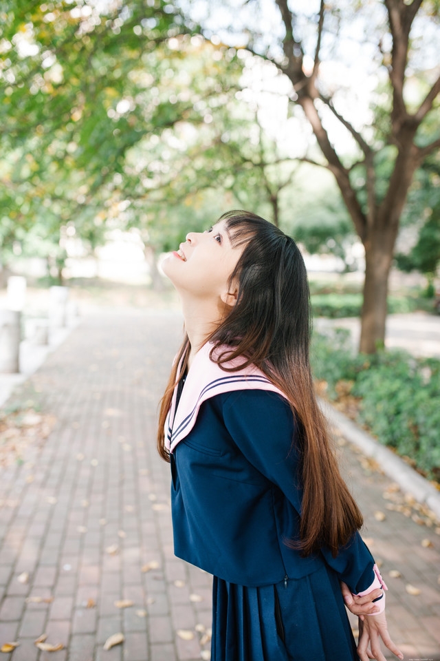 水手服少女俏丽可爱户外骑车满面笑容