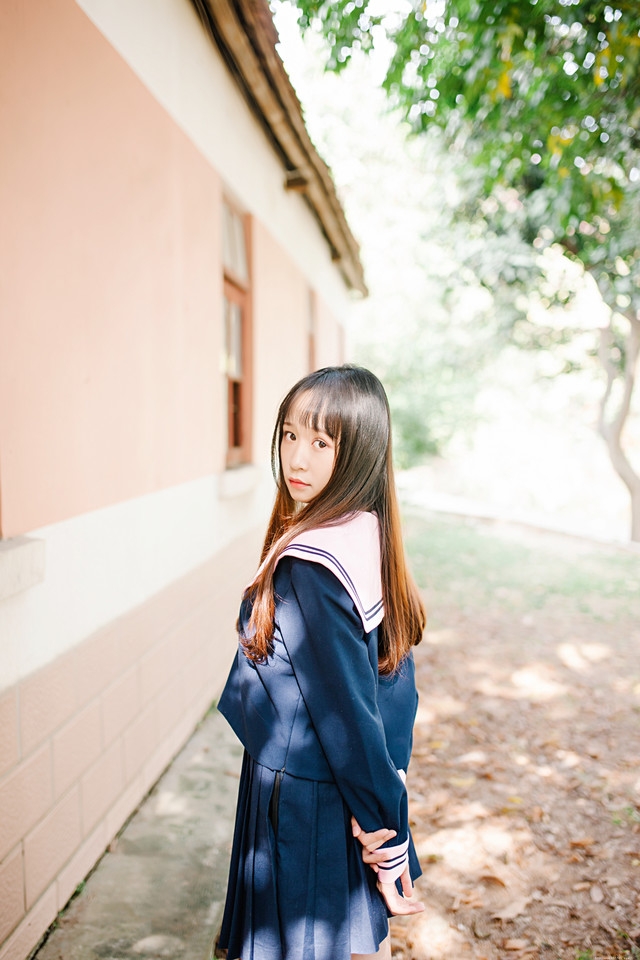 水手服少女俏丽可爱户外骑车满面笑容