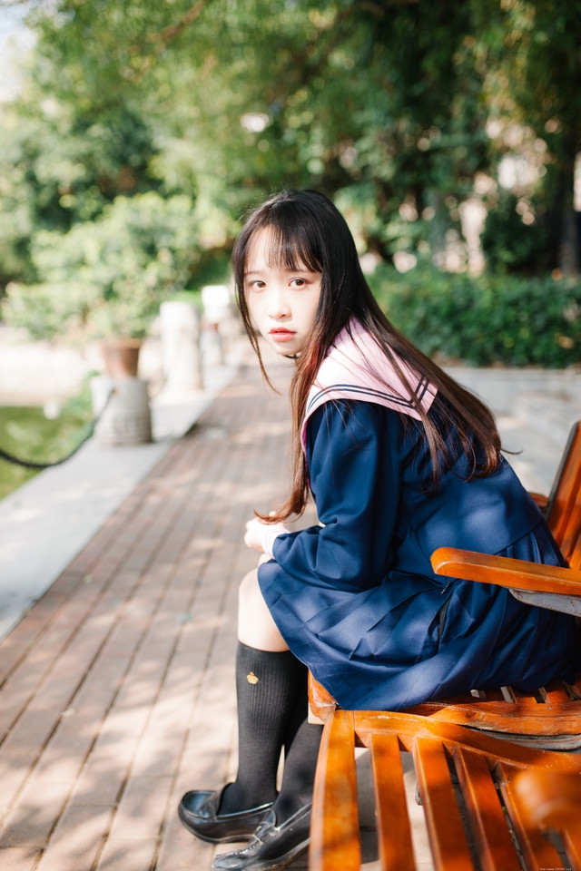 水手服少女俏丽可爱户外骑车满面笑容