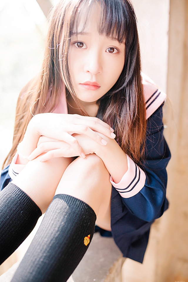 水手服少女俏丽可爱户外骑车满面笑容