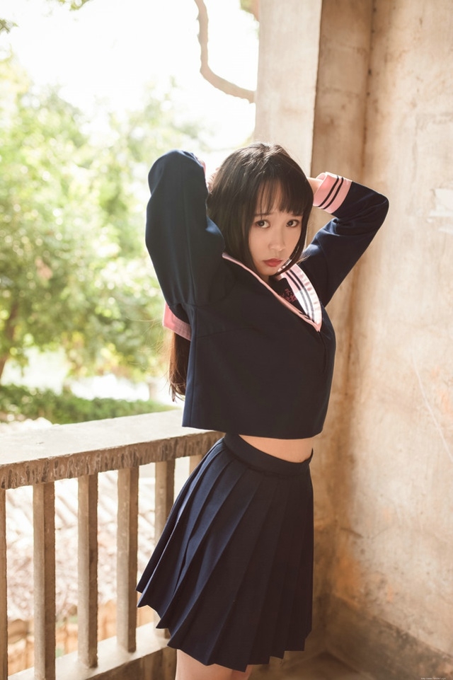 水手服少女俏丽可爱户外骑车满面笑容