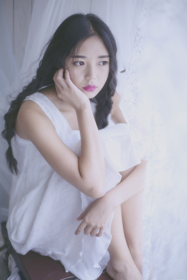 旅行箱内的麻花辫少女眼神忧郁朦胧迷人