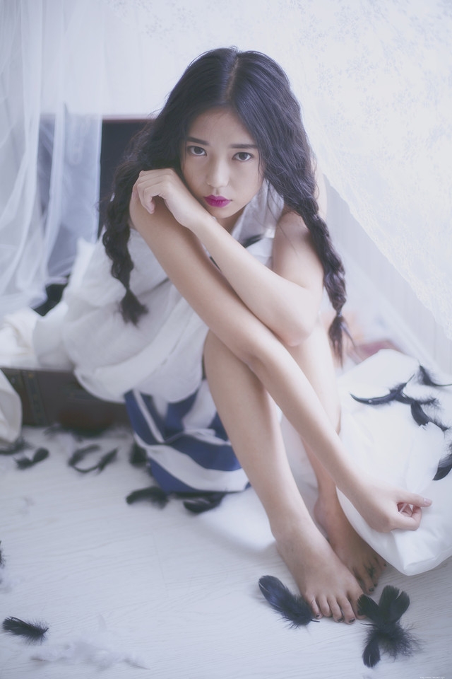 旅行箱内的麻花辫少女眼神忧郁朦胧迷人