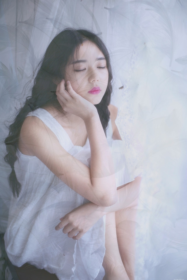 旅行箱内的麻花辫少女眼神忧郁朦胧迷人