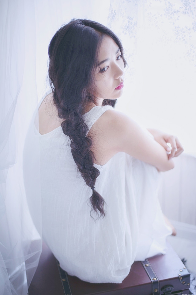 旅行箱内的麻花辫少女眼神忧郁朦胧迷人