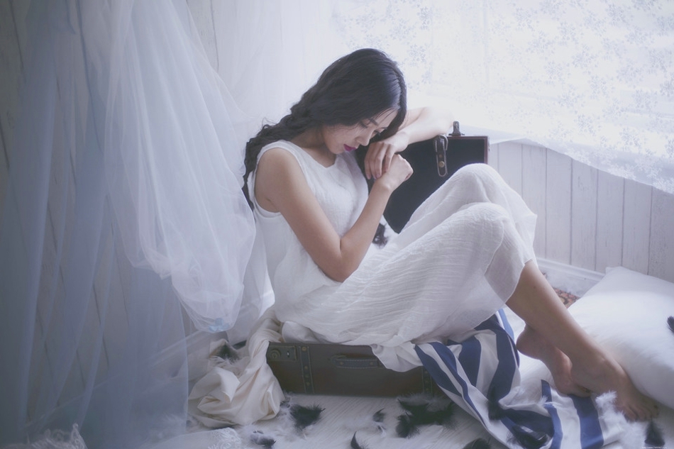 旅行箱内的麻花辫少女眼神忧郁朦胧迷人