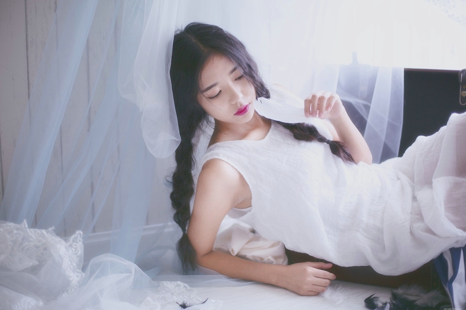 旅行箱内的麻花辫少女眼神忧郁朦胧迷人