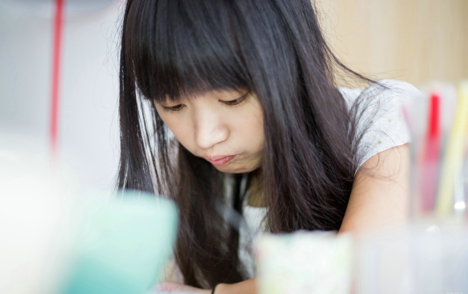 清新素颜妹子画画文艺温柔写真