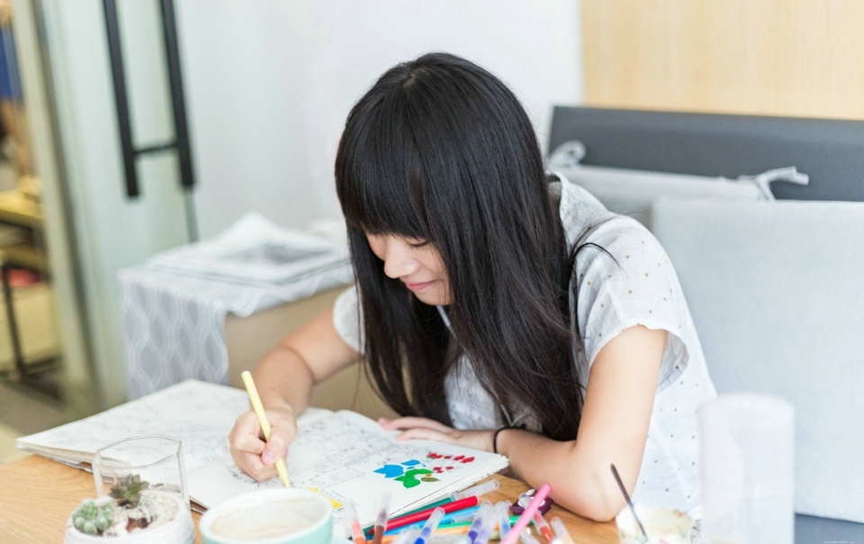 清新素颜妹子画画文艺温柔写真