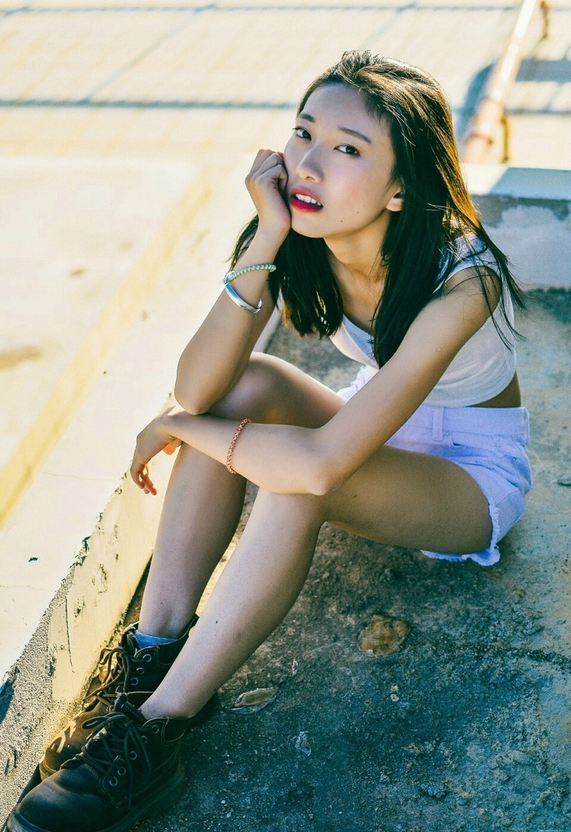 天台上的随性牛仔裤率性随意范