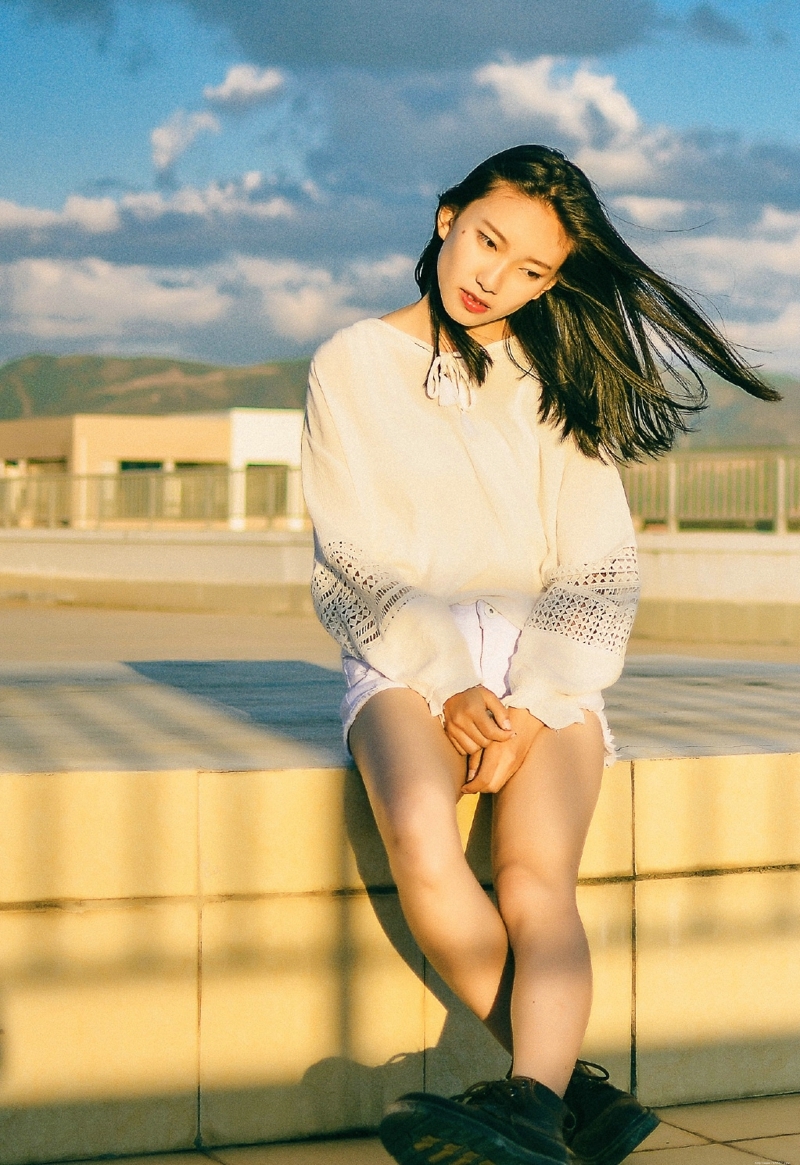 天台上的随性牛仔裤率性随意范