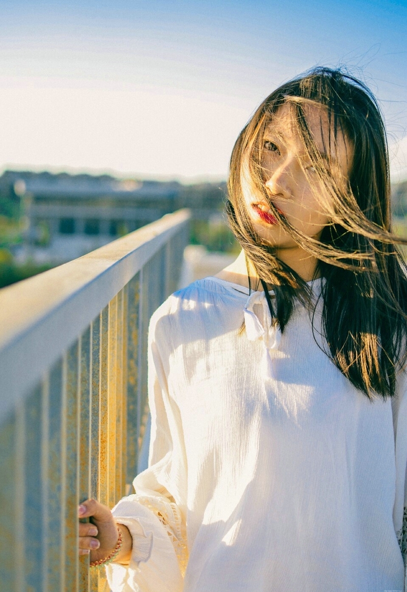 天台上的随性牛仔裤率性随意范