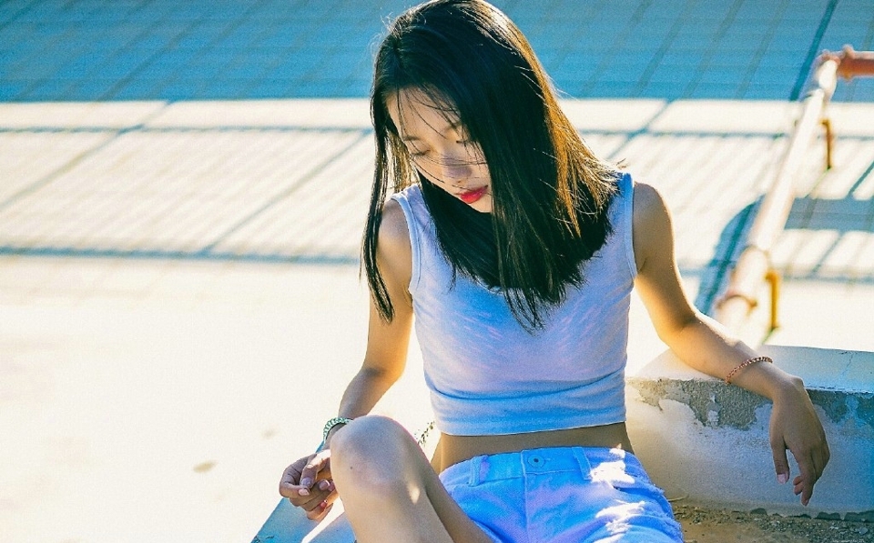 天台上的随性牛仔裤率性随意范