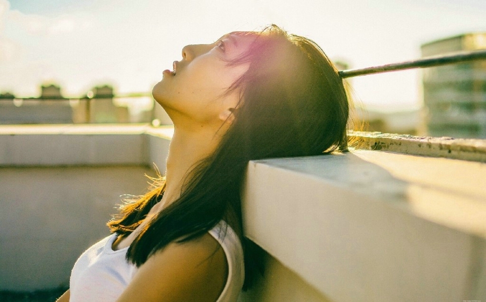 天台上的随性牛仔裤率性随意范