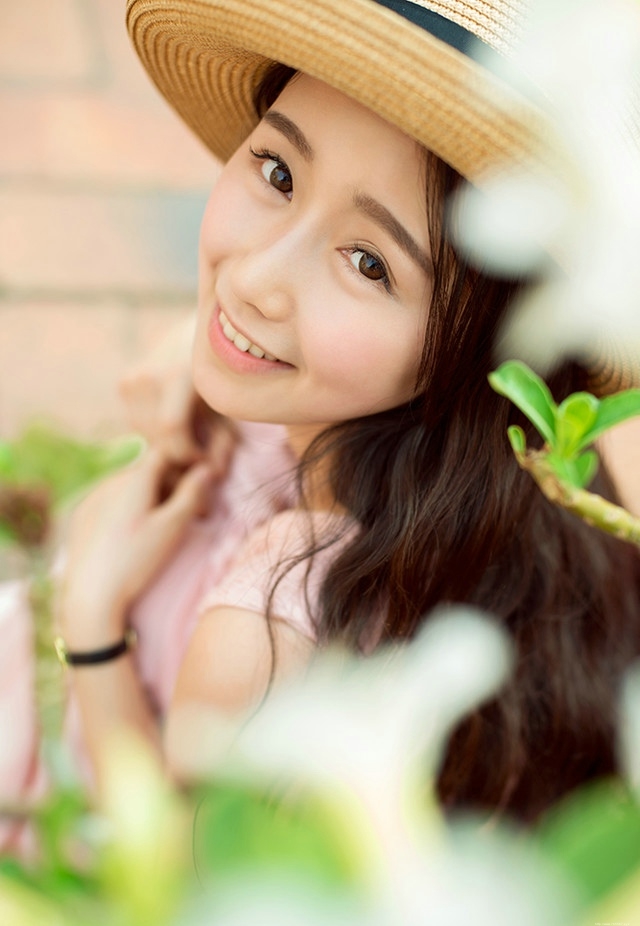 清迈美女粉色露肩裙遇见阳光迎风笑脸靓丽无比