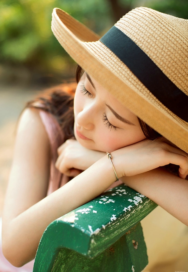 清迈美女粉色露肩裙遇见阳光迎风笑脸靓丽无比