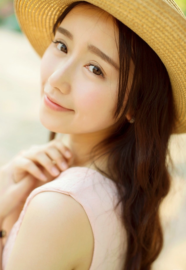 清迈美女粉色露肩裙遇见阳光迎风笑脸靓丽无比