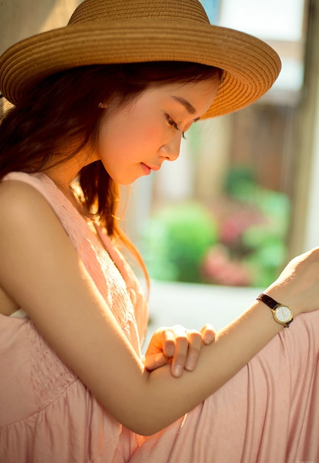 清迈美女粉色露肩裙遇见阳光迎风笑脸靓丽无比