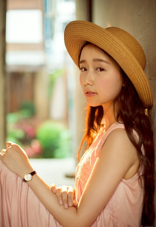 清迈美女粉色露肩裙遇见阳光迎风笑脸靓丽无比