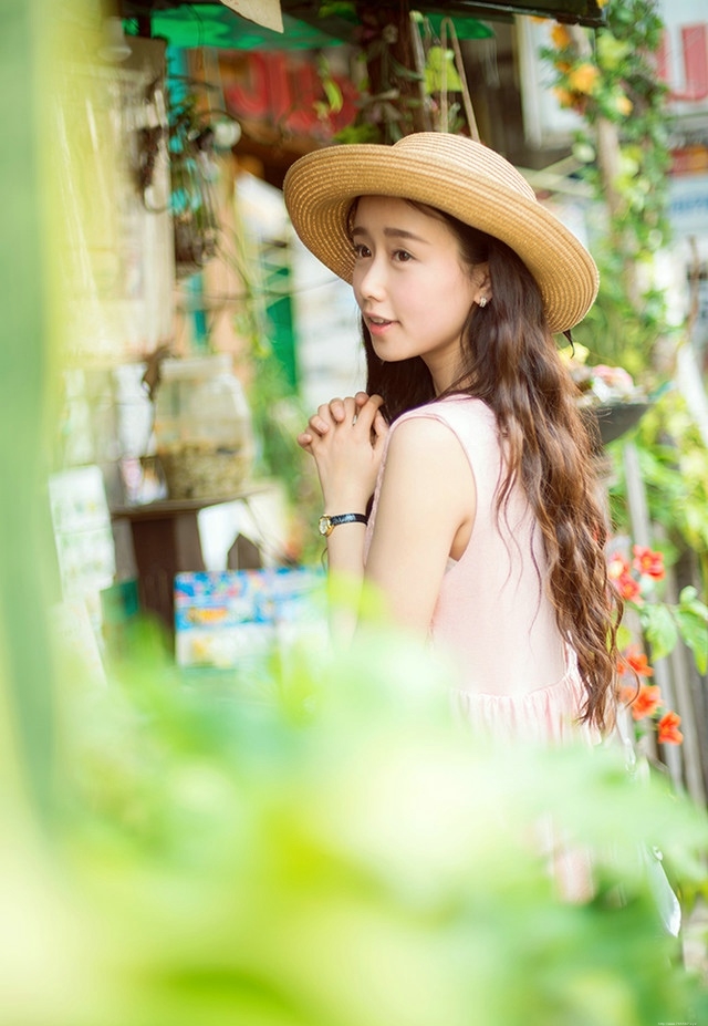 清迈美女粉色露肩裙遇见阳光迎风笑脸靓丽无比