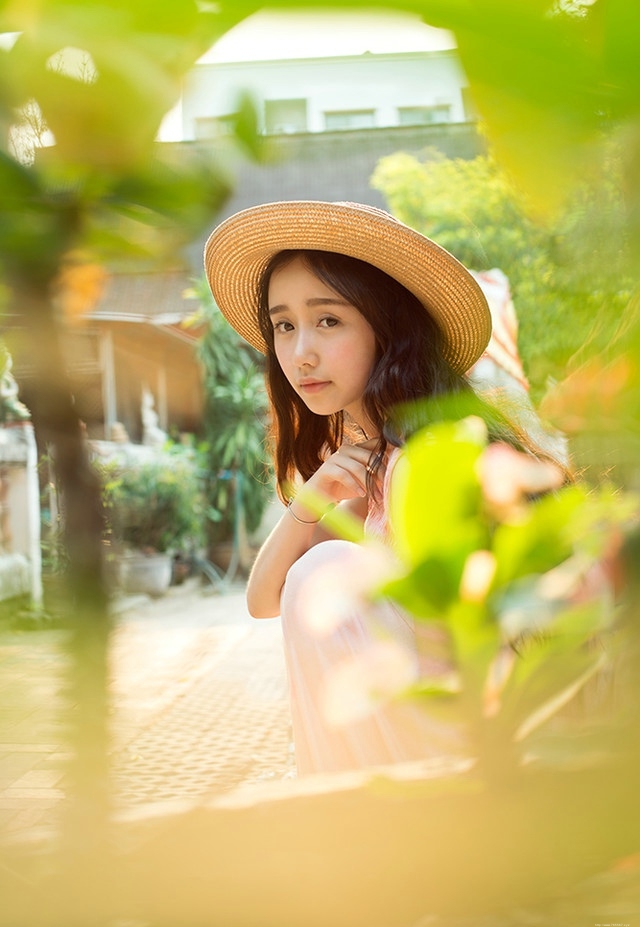 清迈美女粉色露肩裙遇见阳光迎风笑脸靓丽无比