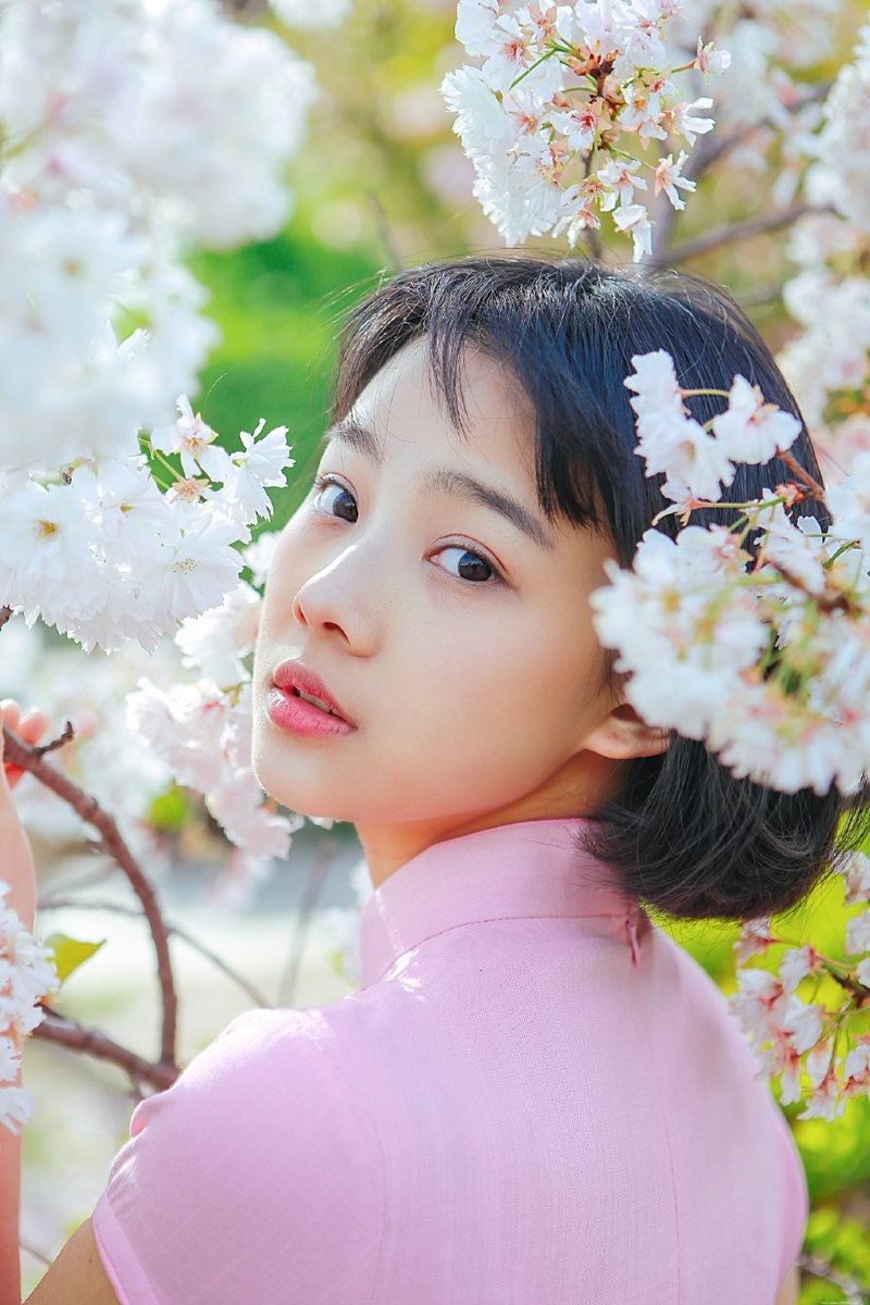 粉嫩民国风美女樱花海洋中养眼迷人