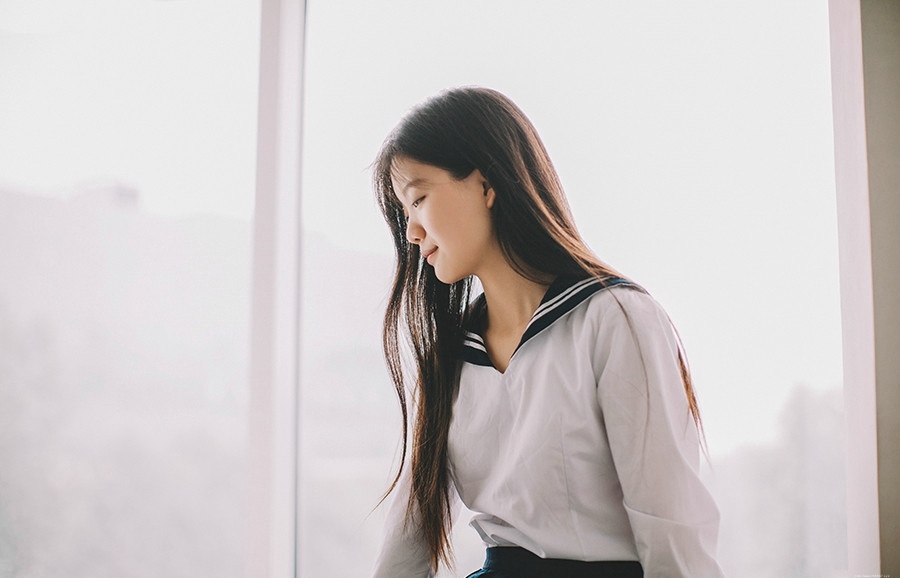 教室内的毕业季少女学生制服怀念往昔