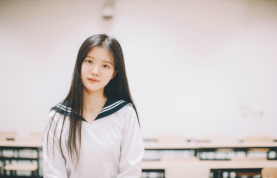 教室内的毕业季少女学生制服怀念往昔