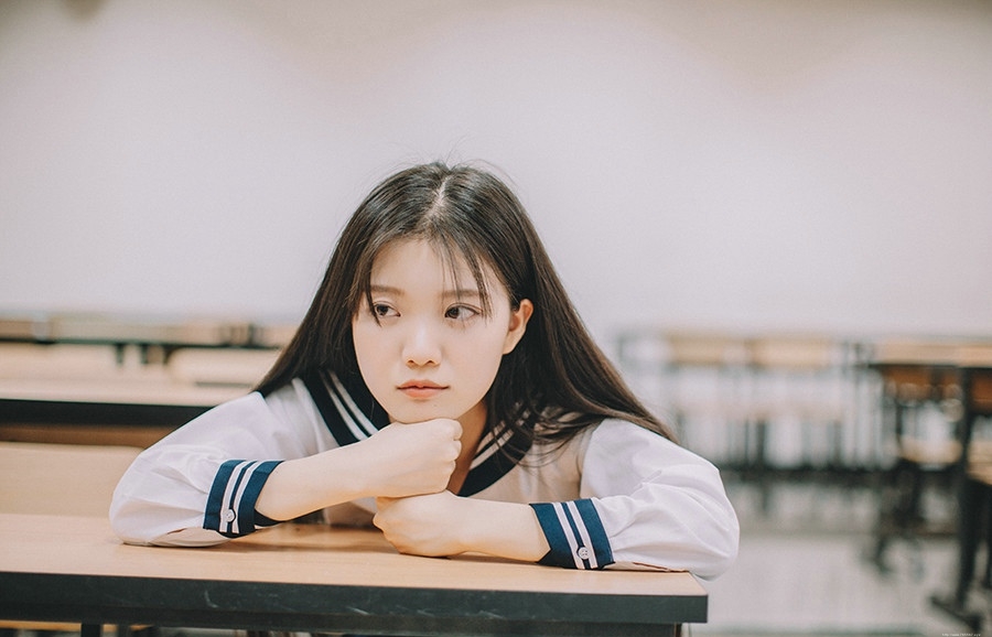 教室内的毕业季少女学生制服怀念往昔