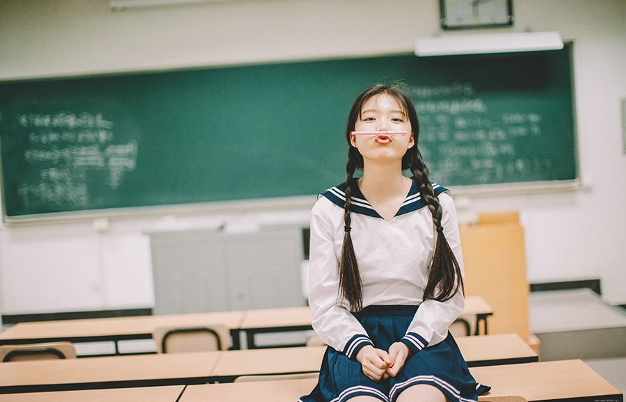教室内的毕业季少女学生制服怀念往昔