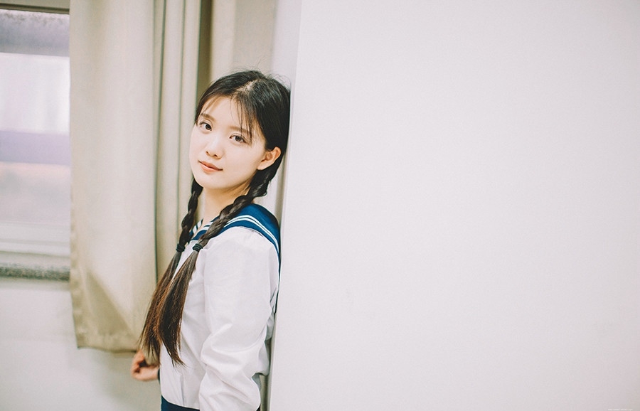 教室内的毕业季少女学生制服怀念往昔